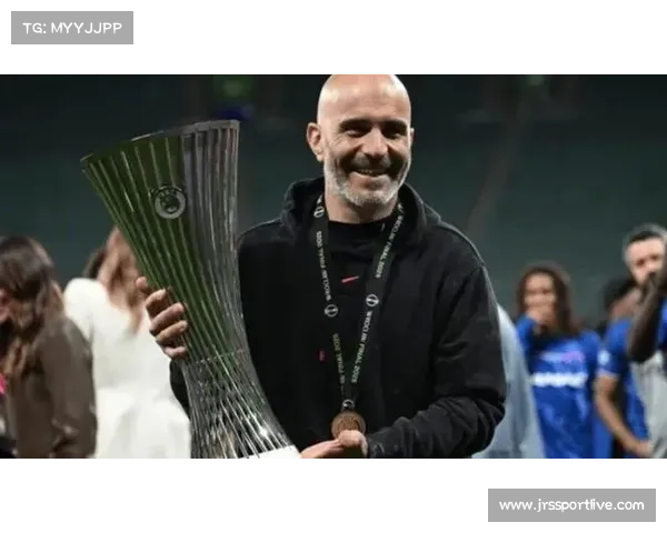 斯特拉斯堡主帅赛前与小球童击掌，暖心互动获赞