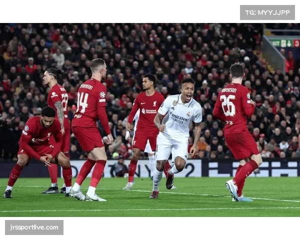 通讯：洛里昂主场大雨如注，比赛在极端天气条件下进行，双方技战术发挥受限